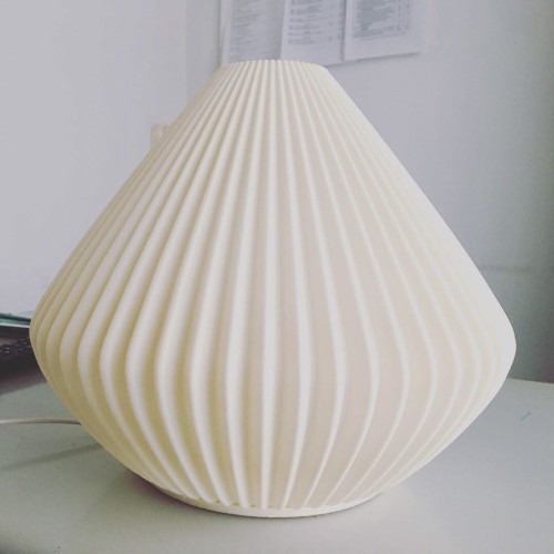 LAMPARA DE MESA CONO CURVO